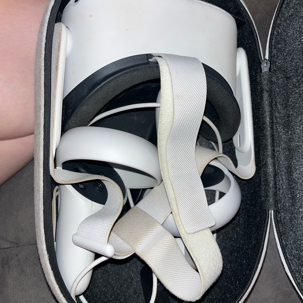 I’m selling this oculus it’s only been used 5 times and I’ve had it for a year.